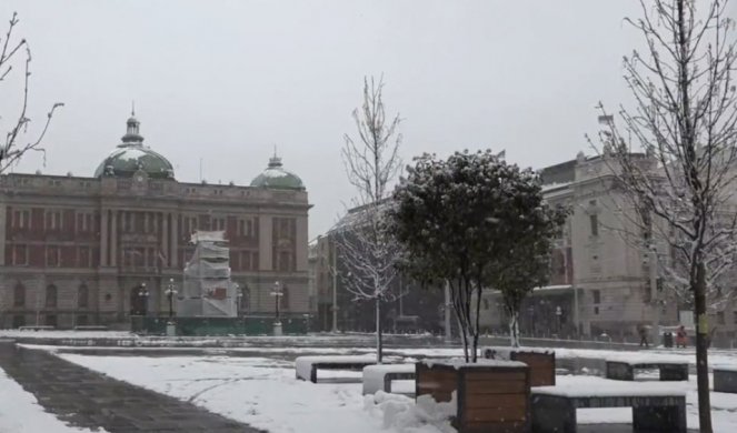 OVAKAV PRIZOR SMO DUGO ČEKALI! Zavejao prvi sneg, ali nema nikoga da uživa u njemu, Beograd prazan! (TV IN)