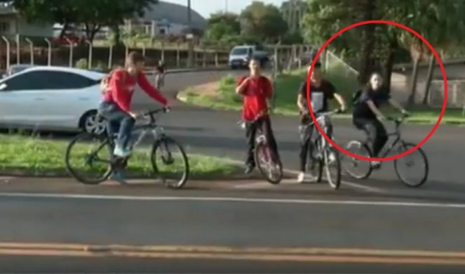 LUTKO LEPA, SREĆNA SI KOLIKO I GLUPA! Njoj zakonom treba zabraniti da sedne na bicikl!