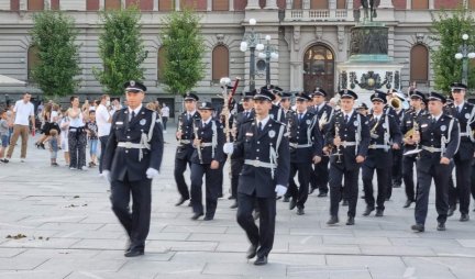 U ČAST PREDAKA! Maestralno izvođenje policijskog orkestra tradicionalnih srpskih pesama! /VIDEO/
