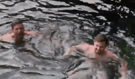 AUUU ŠTA RADI ĐOKOVIĆ, LEDI KRV U VENAMA! Novak pliva i uživa, a temperatura vode 5 stepeni! (VIDEO)