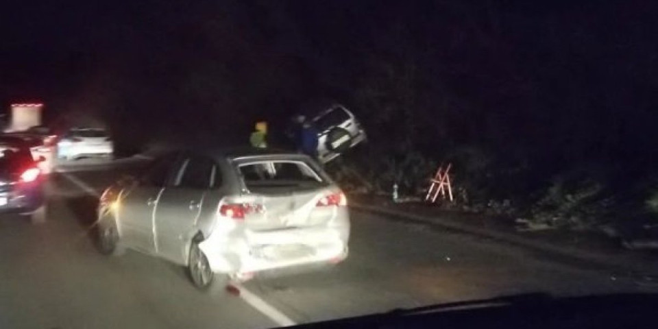 Teška saobraćajka kod Leštana: Džip sleteo s puta, drugo vozilo smrskano (FOTO)