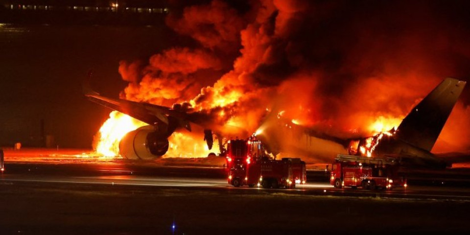 Dramatični snimci i fotografije iz zapaljenog aviona!  (FOTO)