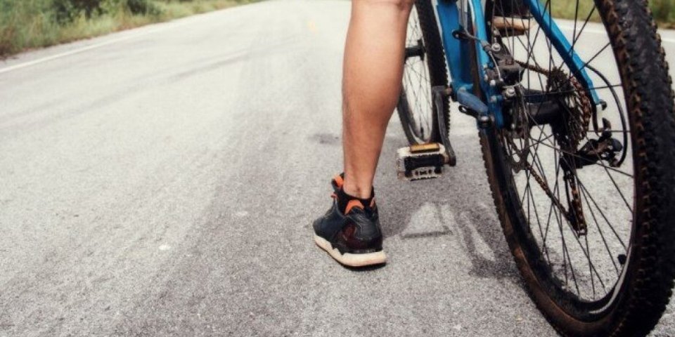 Snimak vožnje ovog bicikliste šokirao Beograđane: "Ne daj Bože da padne"