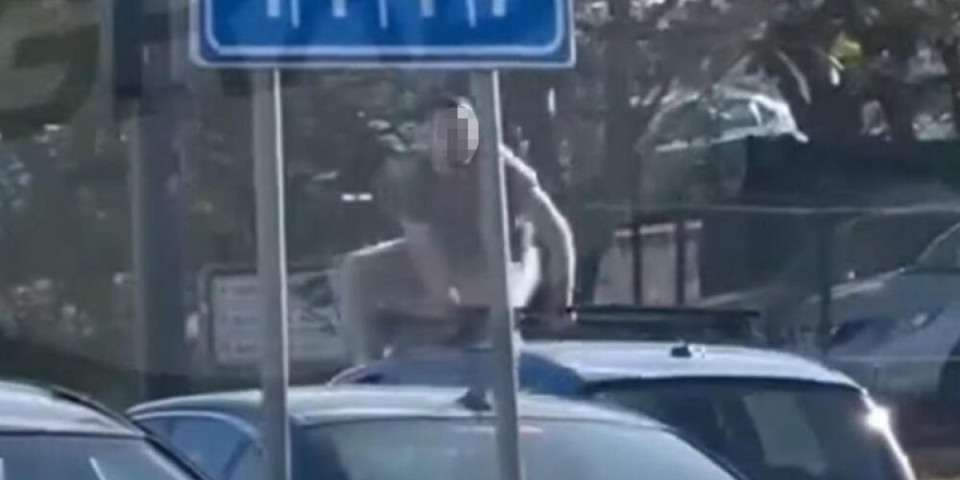 Žena "isekla" put mladiću, a on skočio na njen auto! Skakao joj pomahnitalo na šoferki! (VIDEO)