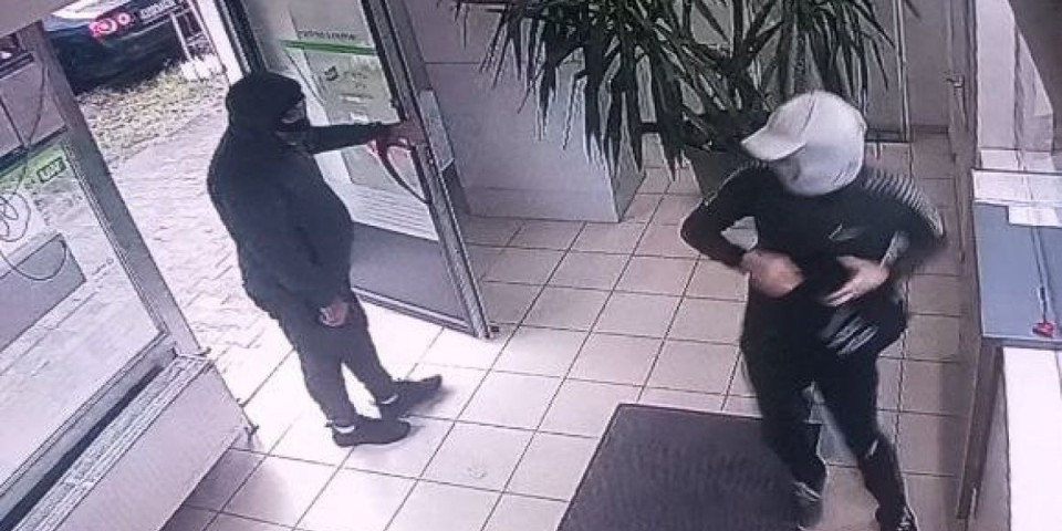 Naleteli na blindirana vrata pa pobegli glavom bez obzira! Pokušaj pljačke menjačnice u Novom Sadu (FOTO/VIDEO)