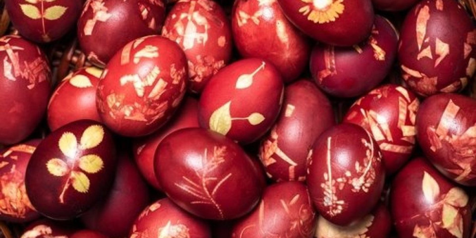 Crvena jaja sa najlepšom šarom! Ukrasite ih na poseban način (VIDEO)